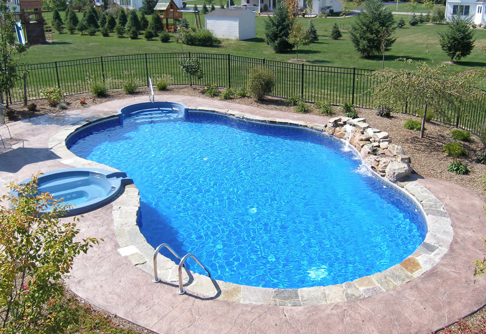 Pool with vinyl liner