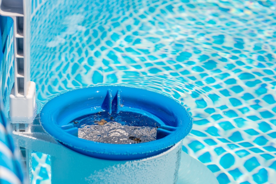 A pool skimmer cleaning pool water